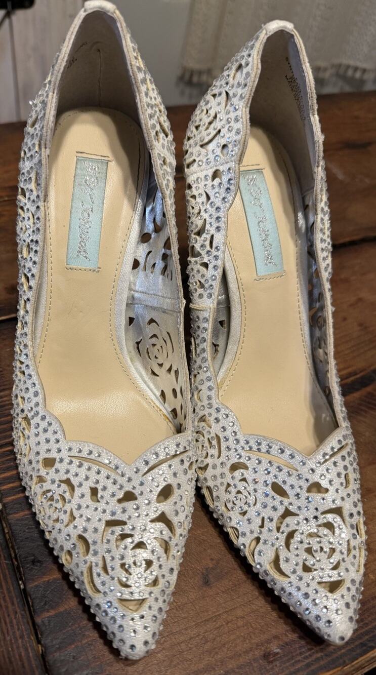 Betsey Johnson Elsa White Rhinestone Pointed Toe Stiletto Pumps sz. 8 Bridal 4"